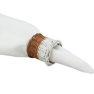 Anneau de serviette en rotin chic brun et blanc pour une table à manger contemporaine, utilisation domestique et fonctionnelle, en provenance d'Inde - Product Image 1
