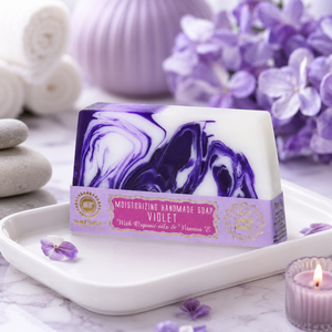 สบู่แฮนด์เมดสีม่วงพรีเมียม 80 กรัม สบู่ก้อนดอกไม้ธรรมชาติ น้ำมันออร์แกนิค วิตามินอี บำรุงผิว ช่วยทำความสะอาดอย่างอ่อนโยน สบู่แฮนด์เมดสุดหรู - Product Image 1