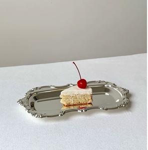 Plateaux de service décoratifs palatins faits à la main en laiton et aluminium, finis pour l'hôtellerie et la décoration de la maison et de la table - Product Image 1