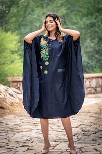 Nuevo vestido caftán elegante de moda para mujer, bordado de pájaros, informal, tejido corto, decoración de botones, lavable natural sostenible - Product Image 2