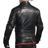 C'est une veste de motard en cuir véritable noir pour homme avec des panneaux d'épaule matelassés.