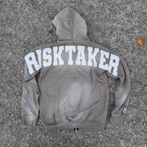 OEM Customizable 100% High Quality <b>Men's</b> Classic Pullover <b>Hoodie</b> Fleece (Cotton-Polyester Blend) 280 to 300 gsm - Product Image 4