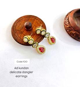 Pendientes artesanales Kundan Jhumkas Pearl Meenakari para novias y amantes de la moda - Product Image 4