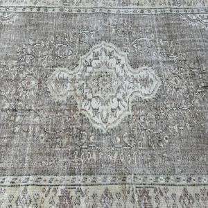 พรมตุรกีวินเทจลายปะติดปะต่อ ขนาด 5.4x8.5 ฟุต ทำจากขนสัตว์สีเทา เป็นมิตรกับสิ่งแวดล้อม พร้อมแผ่นรองหลังทำจากยางลาเท็กซ์ พรมขนาดใหญ่ - Product Image 5