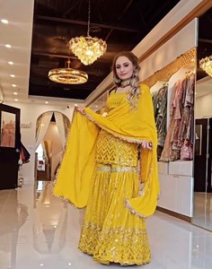 Lehenga de luxe de qualité supérieure à prix réduit, spécial mariage Haldi Sangeet, fantaisie, 100% soie, entièrement cousu, avec broderie multi-fils et sequins - Product Image 2