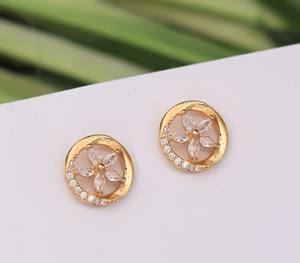 ต่างหูแฟชั่นลายดอกไม้แบบซ้อนประดับเพชรซิร์คอน ชุบทองบนสแตนเลสสตีล - Product Image 2