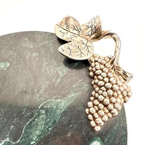 เขียงหินอ่อนสีเขียวทรงกลมหรูหรา พร้อมหูจับรูปองุ่น ตกแต่งด้วยสีเงิน เหมาะสำหรับการรับรองแขก จัดเลี้ยง และเป็นของขวัญ - Product Image 6