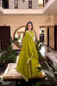 Lehenga Choli de Seda y Georgette con Bordado de Lentejuelas para Bodas, Fabricante de Moda Femenina de Surat a la Tarifa Más Baja - Product Image 3