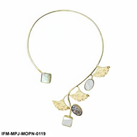Collier ras du cou en feuille d'or avec coquille de nacre, motif botanique, collier ouvert, bijoux inspirés de la nature pour femme, idéal pour les soirées