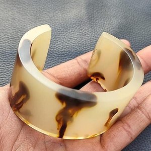 Bracelet jonc indien en résine écologique texturée, peint à la main, tendance et moderne, idéal pour les fêtes et les anniversaires, coloré et artisanal - Product Image 3