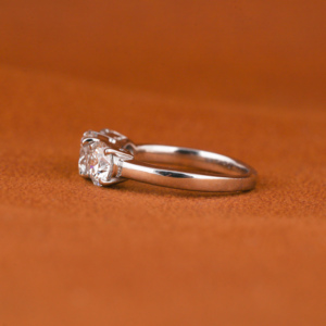 Anillo de compromiso de diamante cultivado en laboratorio de corte redondo de tres piedras personalizado, regalo de aniversario lujoso de platino - Product Image 3