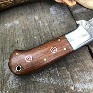 Couteau en cuir personnalisable de qualité bricolage avec lame en acier damas et manche en bois de rose pour le camping et la chasse. - Product Image 2