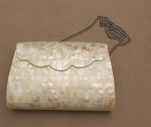 Eleve su estilo con el bolso de mano de concha natural hecho a mano de nácar, un accesorio de lujo diseñado para novias - Product Image 3