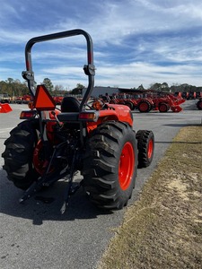 Tracteur agricole Kubota MX5400 4x4, 40 CV, transmission par engrenages, rouge - Product Image 2