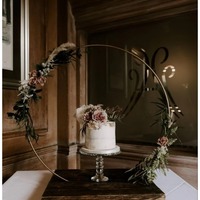 Le design minimaliste du support à gâteau en métal arrondi le rend indispensable pour les pâtissiers qui recherchent une présentation moderne et épurée.