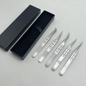 Vente en gros Meilleur produit Pince à épiler pour extensions de cils en argent à 5 points différents et poignée en forme de cœur / Emballage en boîte noire - Product Image 2