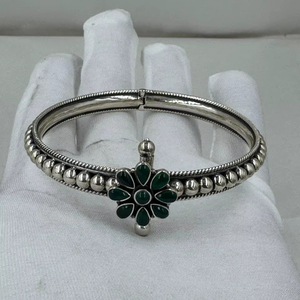 Brazalete de Plata de Ley 925 con Piedras Preciosas de Ónix |   Brazalete de Plata Ajustable Hecho a Mano |   Joyería Artesanal India de Jaipur - Product Image 1