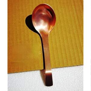 ช้อนทองแดงบริสุทธิ์ด้ามยาวที่วางช้อนที่วางช้อนงานหัตถกรรมอินเดียทำด้วยมือสีตามสั่ง - Product Image 1