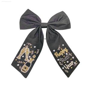 Nouvelle collection d'accessoires pour cheveux indiens élégants et personnalisés brodés à la main avec nœuds perlés pour filles pinces à cheveux en tissu - Product Image 3