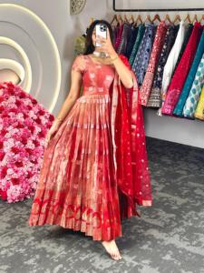 Robe Anarkali ethnique Regal avec Koti brodé et Dupatta Ensemble de fête traditionnel élégant pour femme - Product Image 5