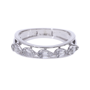 Bague pour femme en or blanc 14 carats plaqué rhodium avec diamants naturels, design classique avec diamants taille baguette et taille rond alternés - Product Image 1