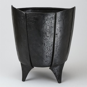 Premium Quality Aluminium <b>Planter</b> With Polished Surface And Timeless Shape Perfect For Luxurious Balconies And Stylish. - Product Image 4