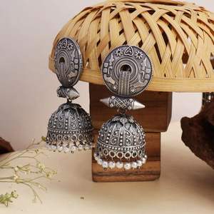 Boucles d'oreilles oxydées tribales Boucles d'oreilles Jhumka antiques en argent pour femmes avec détails gravés - Product Image 2