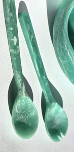 Elegante Juego de Servir Ensaladas de Resina Clásica con Acabado Brillante y Elegante, Apto para Lavavajillas, Listo para Fiestas, Artesanía Saniya - Product Image 3