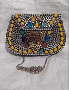 กระเป๋าคลัทช์ลายโมเสคแบบมีสายสะพายทำจากโลหะทรงรีประดับด้วยลูกปัดมุกแบบอินเดีย - Product Image 6