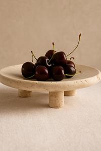 Elegante Soporte para Tartas de Piedra Travertino con Tres Patas Resistentes, Perfecto para Exhibir Postres y Decoración con Estilo, Diseño Natural Hecho a Mano - Product Image 3