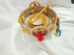 Elégant Décoratif Haldi Mehndi Cérémonie Thali avec Bol et Applicateur Pithi pour Mariée et Marié Pooja Décor Assiette Ensemble Cadeau de Mariage - Product Image 4