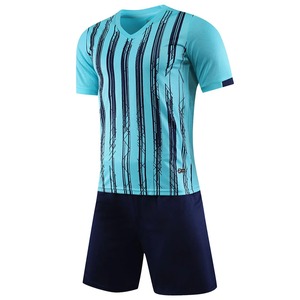 Uniformes d'équipe de football au design personnalisé, uniformes de football à manches courtes de qualité supérieure, kits de football OEM d'usine - Product Image 4