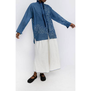 Chemise en lin AMBER 53 avec imprimé floral brodé, bleu indigo doux avec une belle décoration brodée - Product Image 4