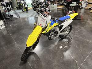 Disponible dès maintenant : Nouvelles motos de motocross RM-Z250 2025 en stock - Product Image 3