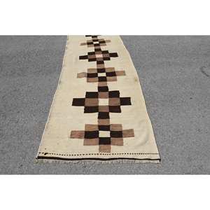 Tapis en laine beige et marron vintage de 3.5x10.5 pieds avec motif géométrique en patchwork pour chambre à coucher, dos en latex et largeur de 4m - Product Image 2