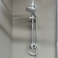 Colonne de douche extérieure avec pommeau de douche mural rond et mitigeur monocommande chromé pour salles de bains modernes et ajustables
