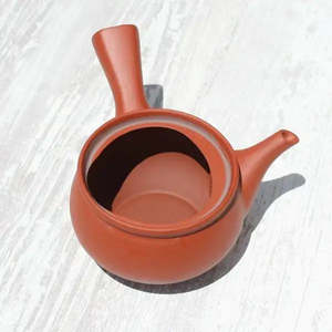 Théière Kyusu en argile rouge avec infuseur en céramique, forme de pot, couvercle et poignée inclus, fabrication Tokoname - Product Image 2