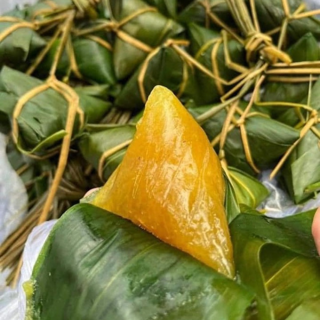 Makanan Jalanan Tradisional Terkenal Asia Kue Beras Ketan Piramida Kecil/Kue Bintang dengan Kacang Hijau (Banh U Nhan Dau Xanh) Liburan