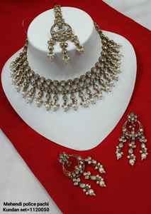 Indian <b>Drop</b> & Kundan Stylish Traditional & Fashionable HeavyGold Tone Kundan <b>Pearl</b> Choker <b>Necklace</b> Earring Set With Mangtika Set - Product Image 4