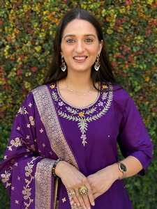 Grand Elegant Straight Kurti Pant Dupatta Set Colección étnica india opulenta para B2B Venta al por mayor y regalos corporativos - Product Image 4