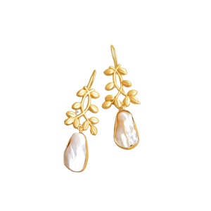 Pendientes de Latón de Exportación al por Mayor, Diseño de Piedra Natural en Bruto con Perlas, Acabado de Latón Antiguo, Pieza de Moda Lista para Enviar - Product Image 1