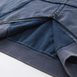 เสื้อสเวตเตอร์มีฮู้ดของผู้ชายแบบสั่งตัดสไตล์สตรีทแวร์ผ้าพัฟฟ์พิมพ์ลายวินเทจผ้าซักกรดสีเทา - Product Image 2