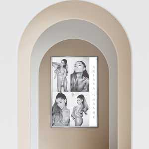 Póster en blanco y negro de Ariana Grande para decoración de pared - Product Image 1