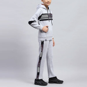 Survêtement pour enfants avec haut zippé et pantalon de jogging parfait pour la course à pied et les sorties décontractées. - Product Image 4