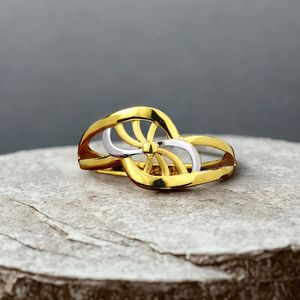 แหวนทองสองสีแบบโมเดิร์นลายกังหันลม |   ดีไซน์เกลียวทันสมัยสำหรับผู้หญิง |   ทองคำแท้สีเหลือง น้ำหนักเบา 1,900 กรัม - Product Image 1