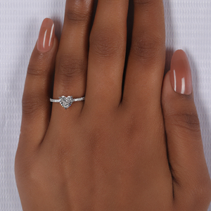 Pave Setting Anillo de compromiso con corte en forma de corazón Diseño elegante Anillo clásico de lujo con diamante creado en laboratorio en platino - Product Image 1