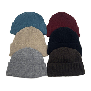 Bonnet avec logo brodé en gros Bonnet solide tricoté avec logo personnalisé Jacquard pour hommes Bonnets d'hiver Chapeau tricoté avec bonnet personnalisé avec bonnet - Product Image 4