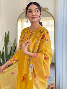 Seda Gadhwal con atractivo trabajo de bordado precioso Color amarillo elegante estampado Floral Desi y ropa de mujer saludable Kurti de moda - Product Image 4