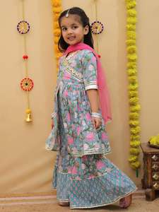 Bel ensemble Kurti attaché en coton imprimé pour filles avec Garara et dupatta pour mariages et festivals pour enfants - Product Image 3