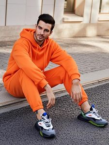Conjunto Deportivo Personalizado de 380GSM en Algodón y Poliéster para Hombre, Sudadera con Capucha y Pantalones Jogger, Logotipo Bordado, Verde Oliva, Ropa Deportiva para Exteriores - Product Image 5
